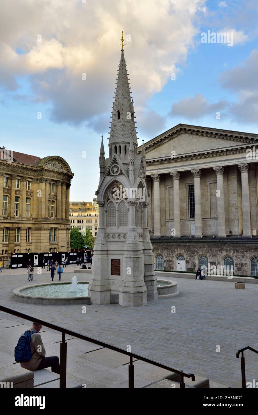 Spazio pubblico di Chamberlain Square per rilassarsi accanto al Museo delle Arti di Birmingham, Regno Unito Foto Stock