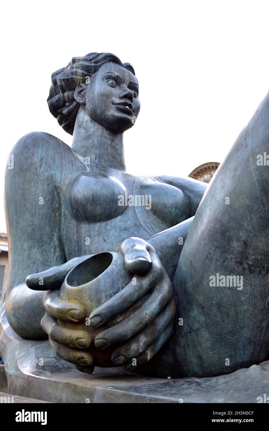Arte pubblica: La scultura del fiume monumentale personaggio bronzeo femminile soprannominata "la Floozie nella vasca idromassaggio", di Dhruva Mistry, Birmingham, Regno Unito Foto Stock