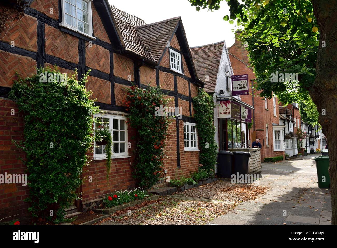 Vecchia casa tradizionale in legno di quercia incorniciata con infill di mattoni tra travi, Henley-in-Arden, Warwickshire, Regno Unito Foto Stock