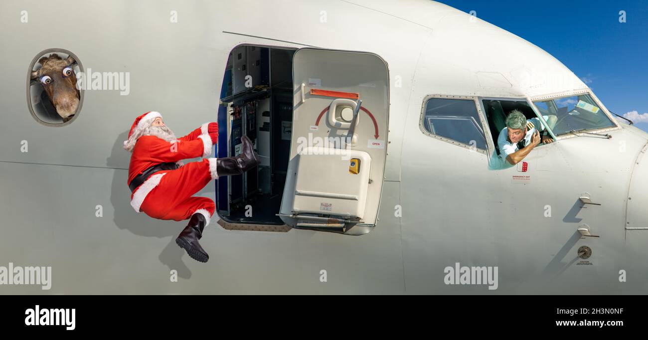 Babbo Natale sta cercando di salire a bordo di un aereo volante Foto Stock