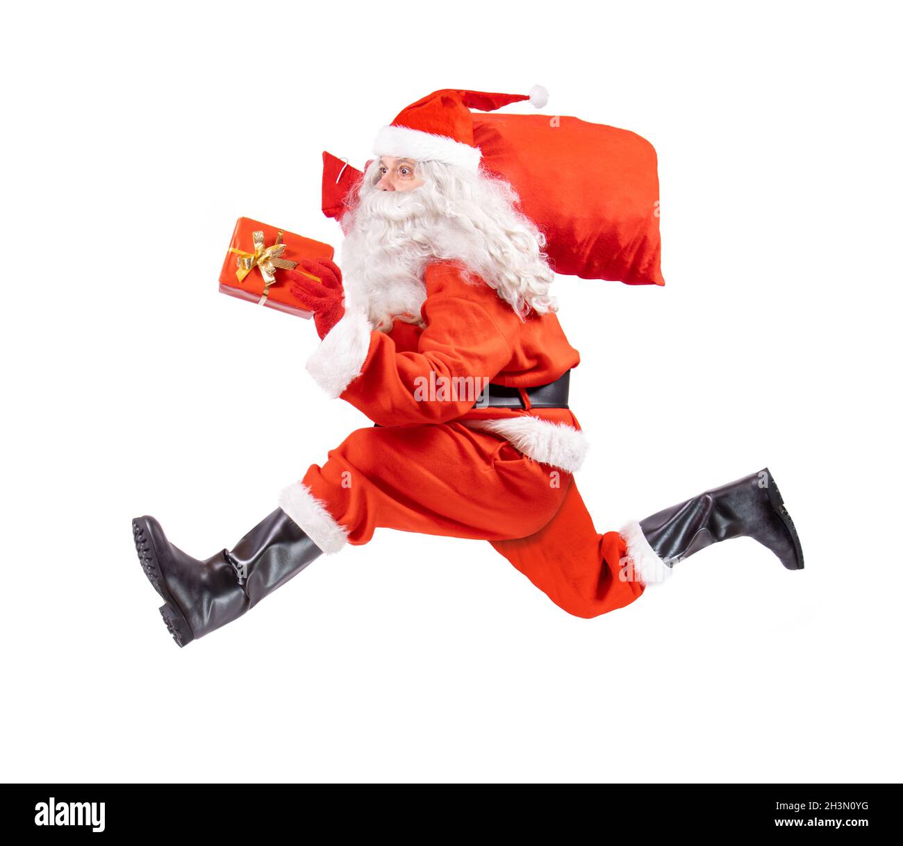 Babbo Natale corre con i regali, isolato su uno sfondo bianco Foto Stock