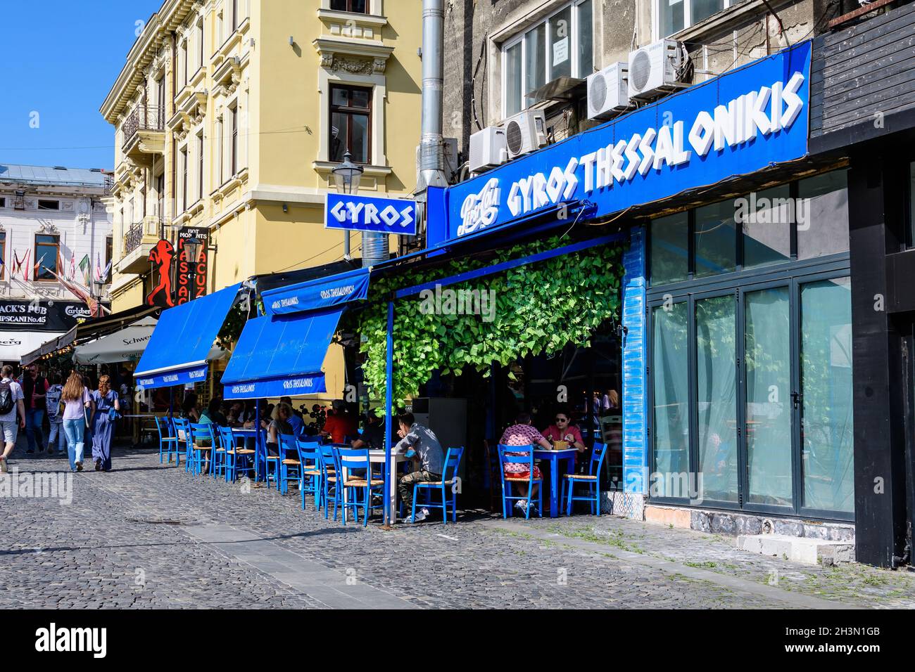 Bucarest, Romania - 5 giugno 2021: Vecchi edifici nel centro storico in una soleggiata giornata estiva Foto Stock