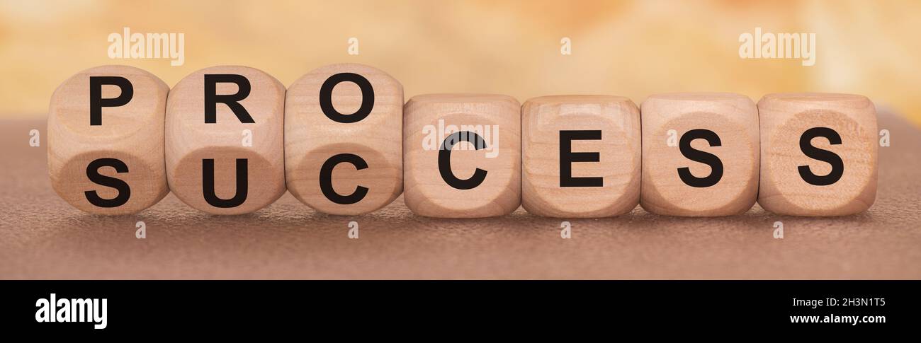 Processo e successo scritto su cubi di legno Foto Stock