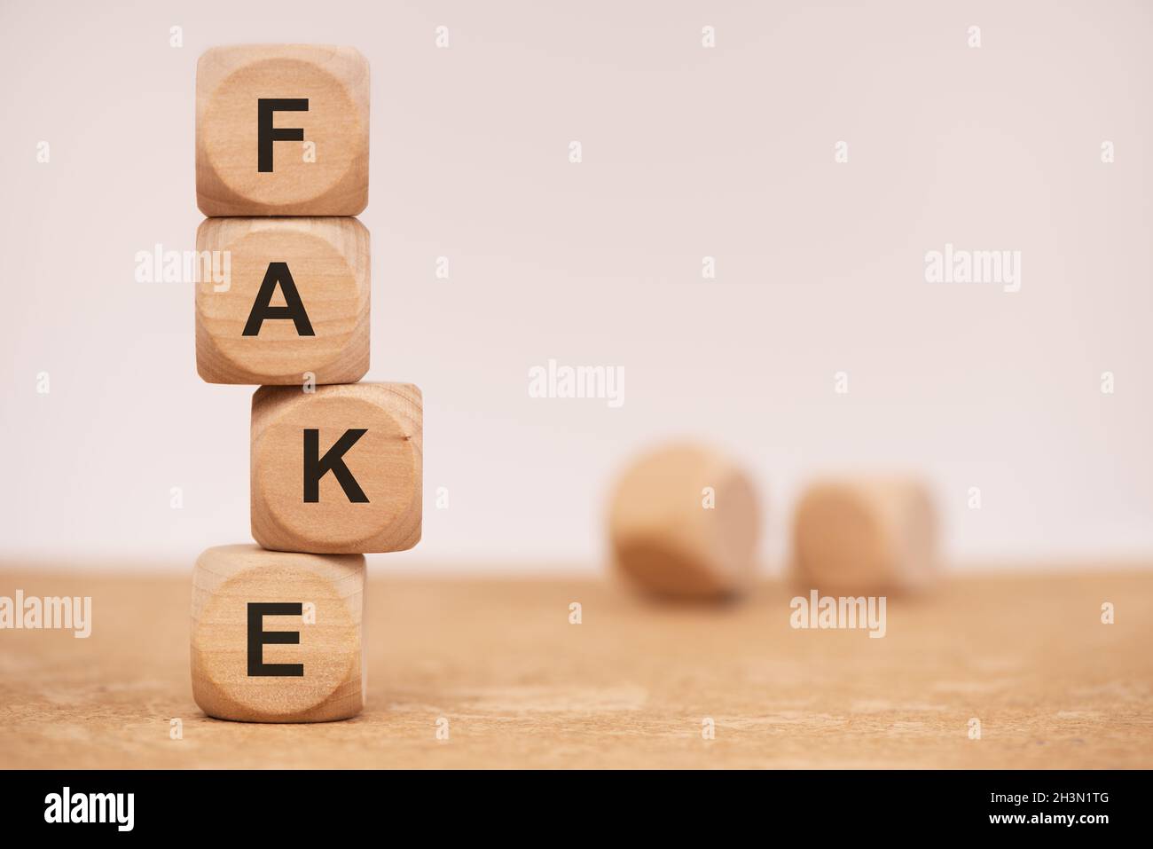 Fatti e notizie false scritte sui cubi Foto Stock