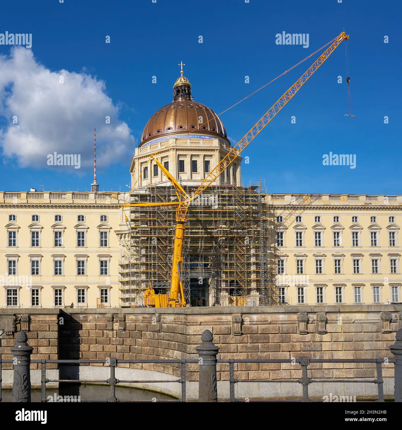 Sito di costruzione del Palazzo della città di Berlino dopo il montaggio del croce sul tetto Foto Stock
