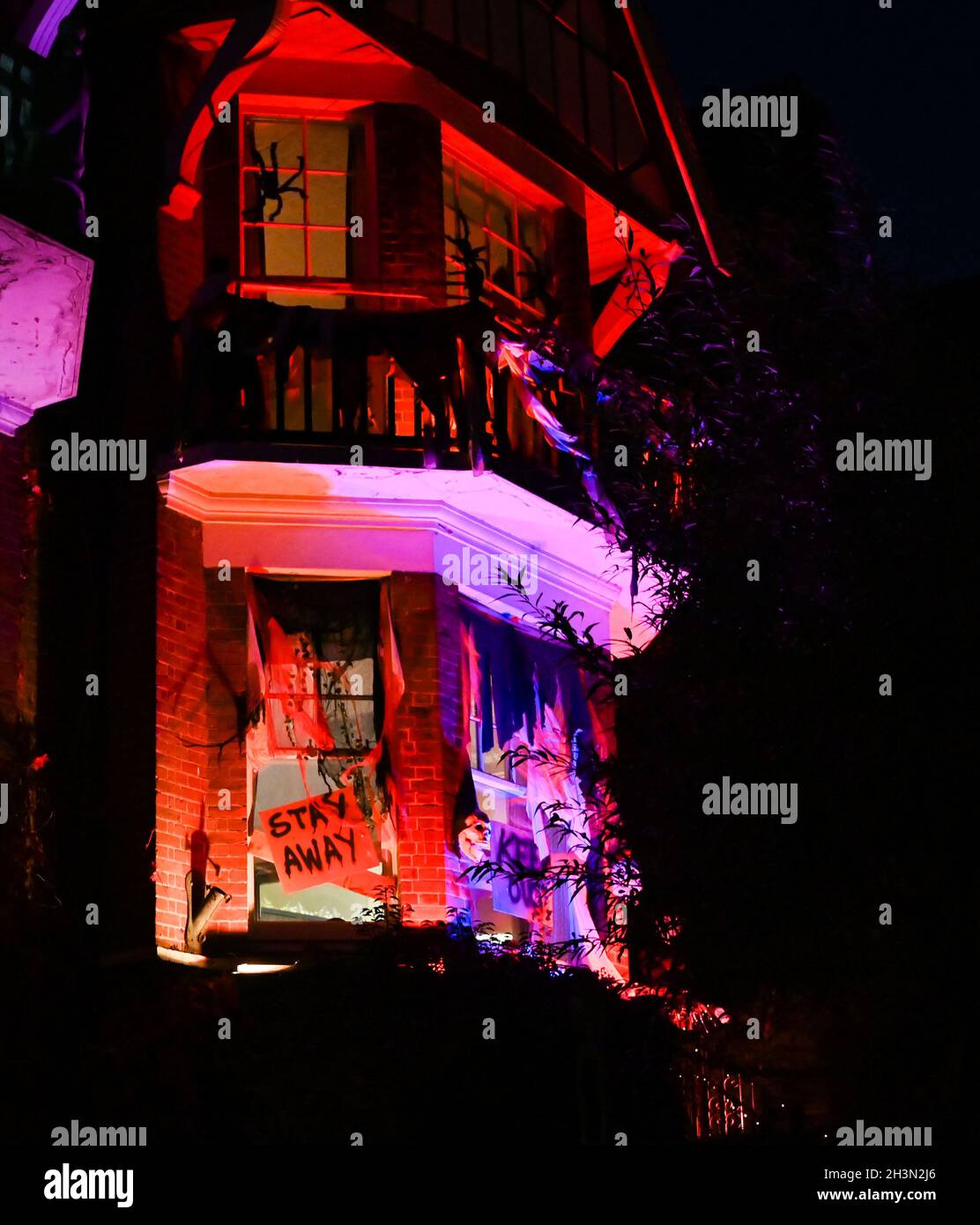 Brighton UK 29 ottobre 2021 - la Highcroft House of Horrors di Brighton si è accesa questa sera per Halloween . La casa è diventata ben nota in città e il suo proprietario Ollie Slim è un auto confessato ventilatore di Halloween che decora la sua casa ogni anno per raccogliere soldi per la carità del cancro Macmillan : Credit Simon Dack / Alamy Live News Foto Stock