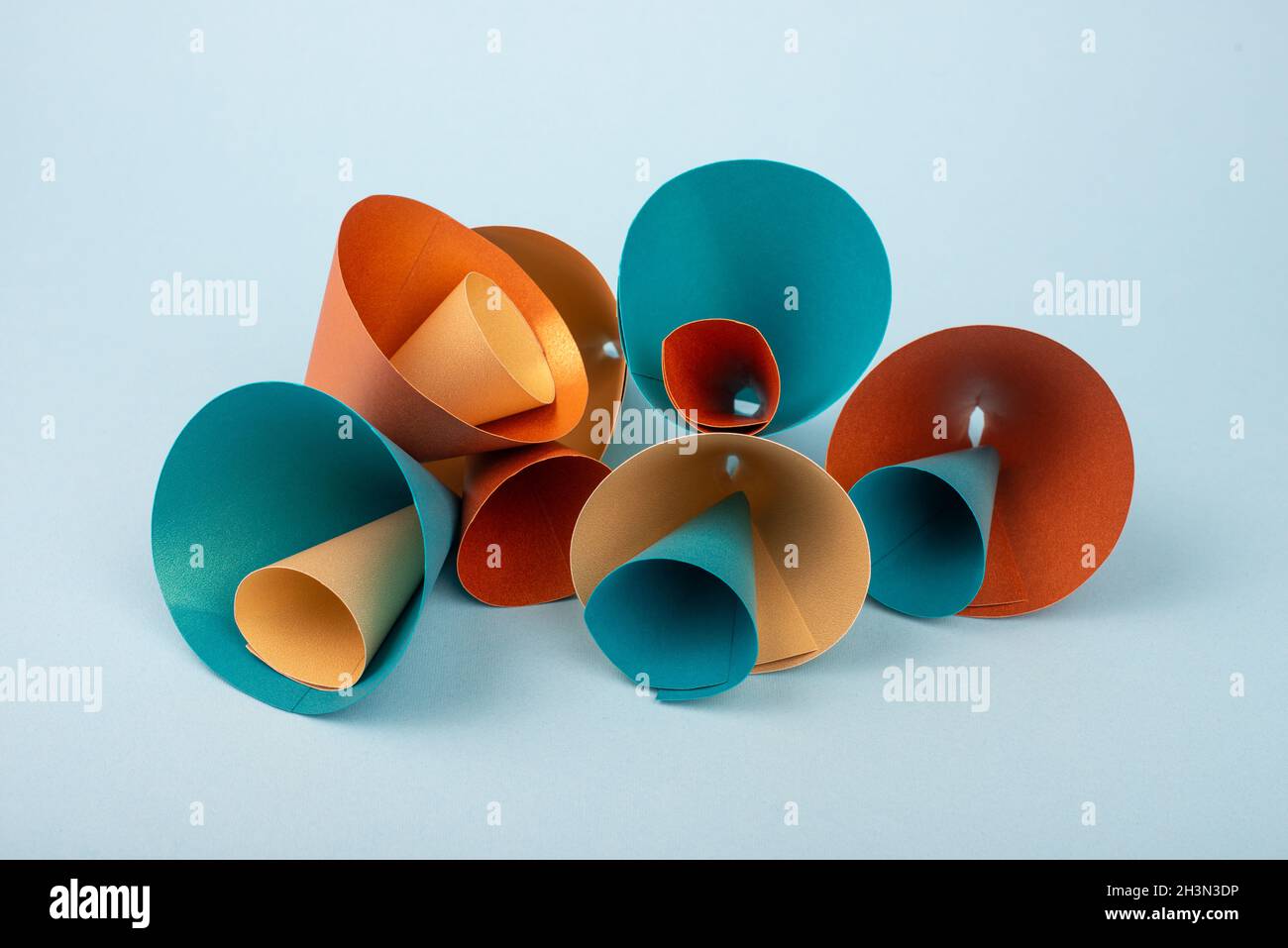 Decorazioni biologiche moderne e lucenti di Natale su sfondo blu. Foto Stock