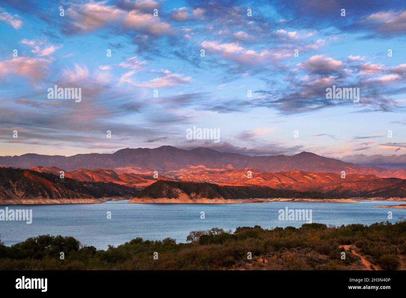 Tramonto al lago Cachuma, Santa Ynez Valley, Santa Barbara County, California Foto Stock