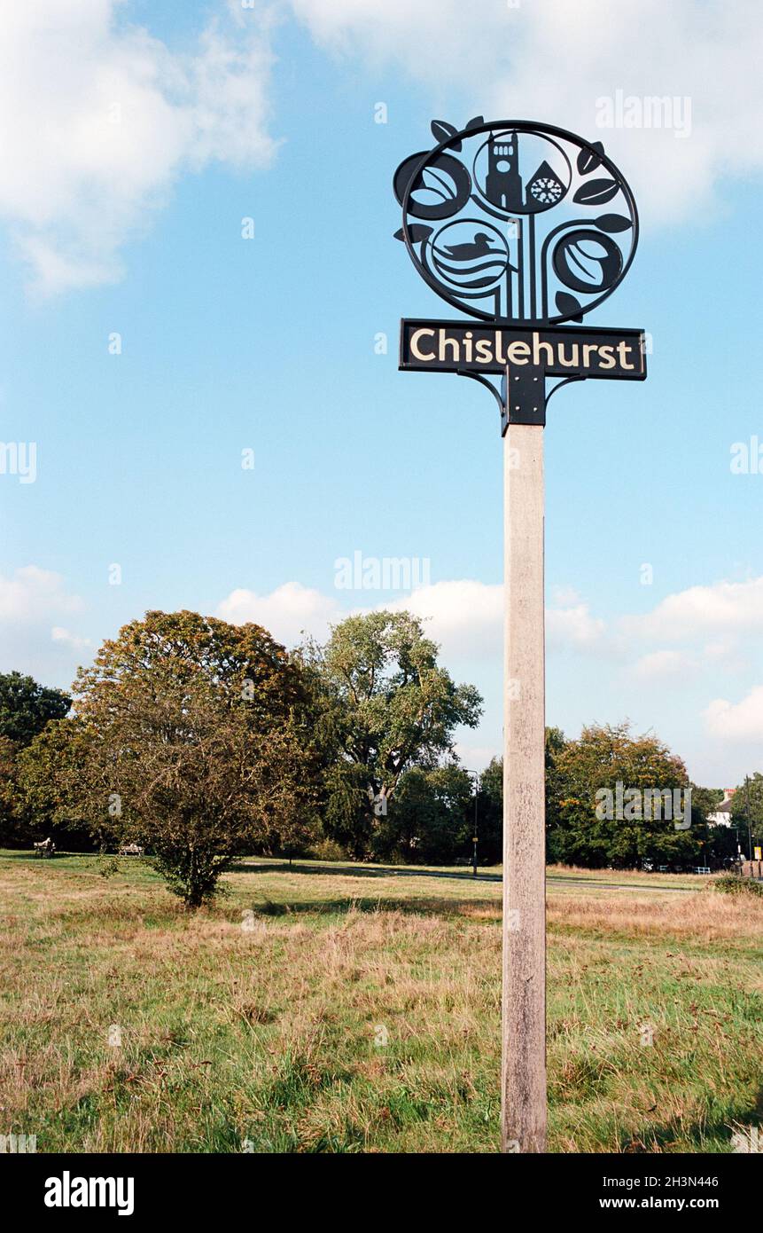 Cartello del villaggio su Chislehurst Common, nel London Borough di Bromley, South East England Foto Stock