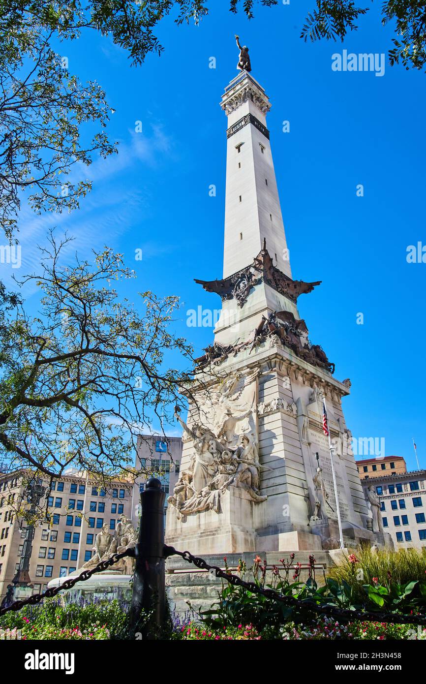 Ammira gli alberi e contro la barriera dei soldati e dei marinai Monumento a Indianapolis, Indiana Foto Stock