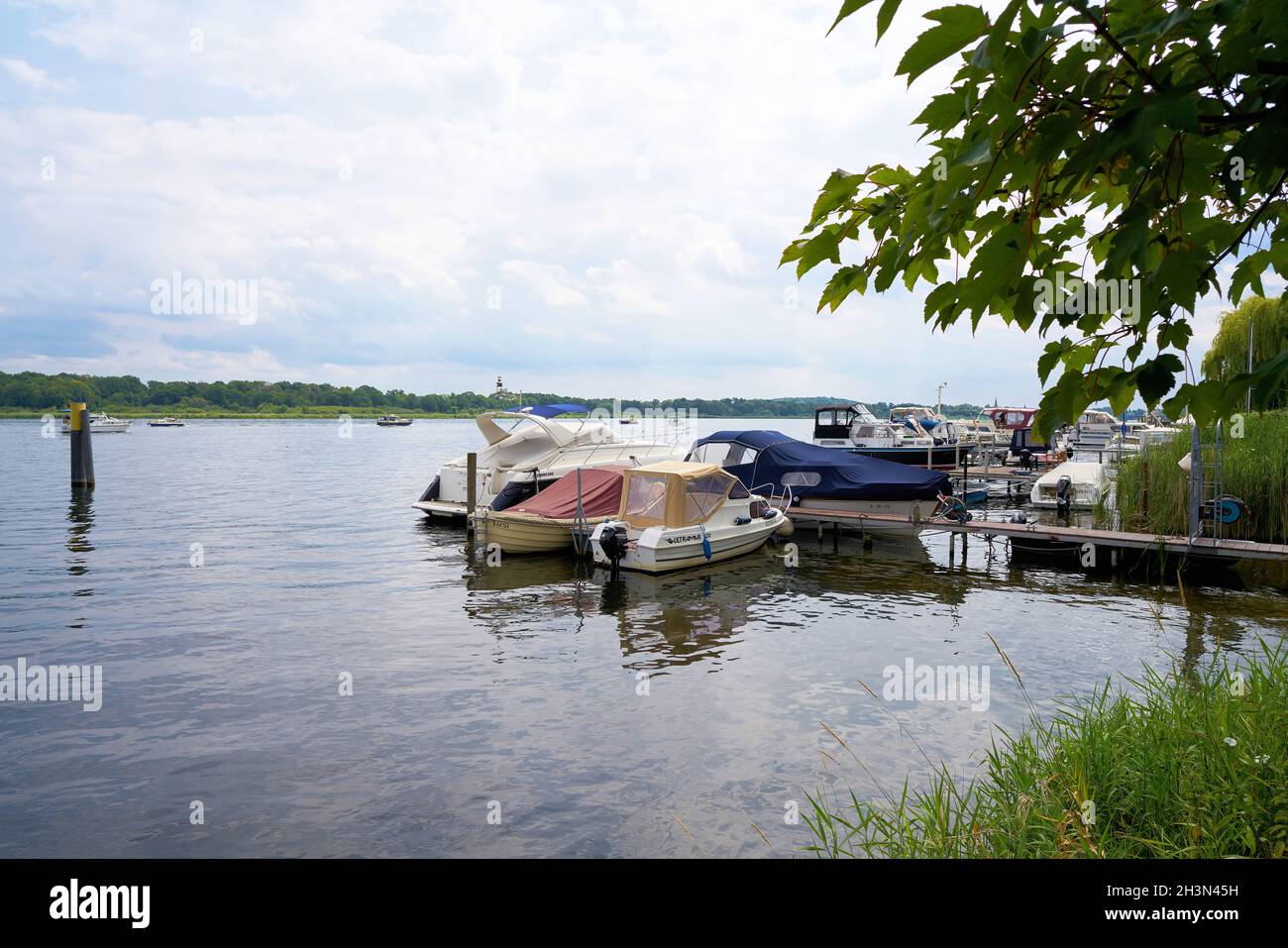 Palco di approdo con barche sulle rive del fiume Havel a Werder vicino Potsdam Foto Stock