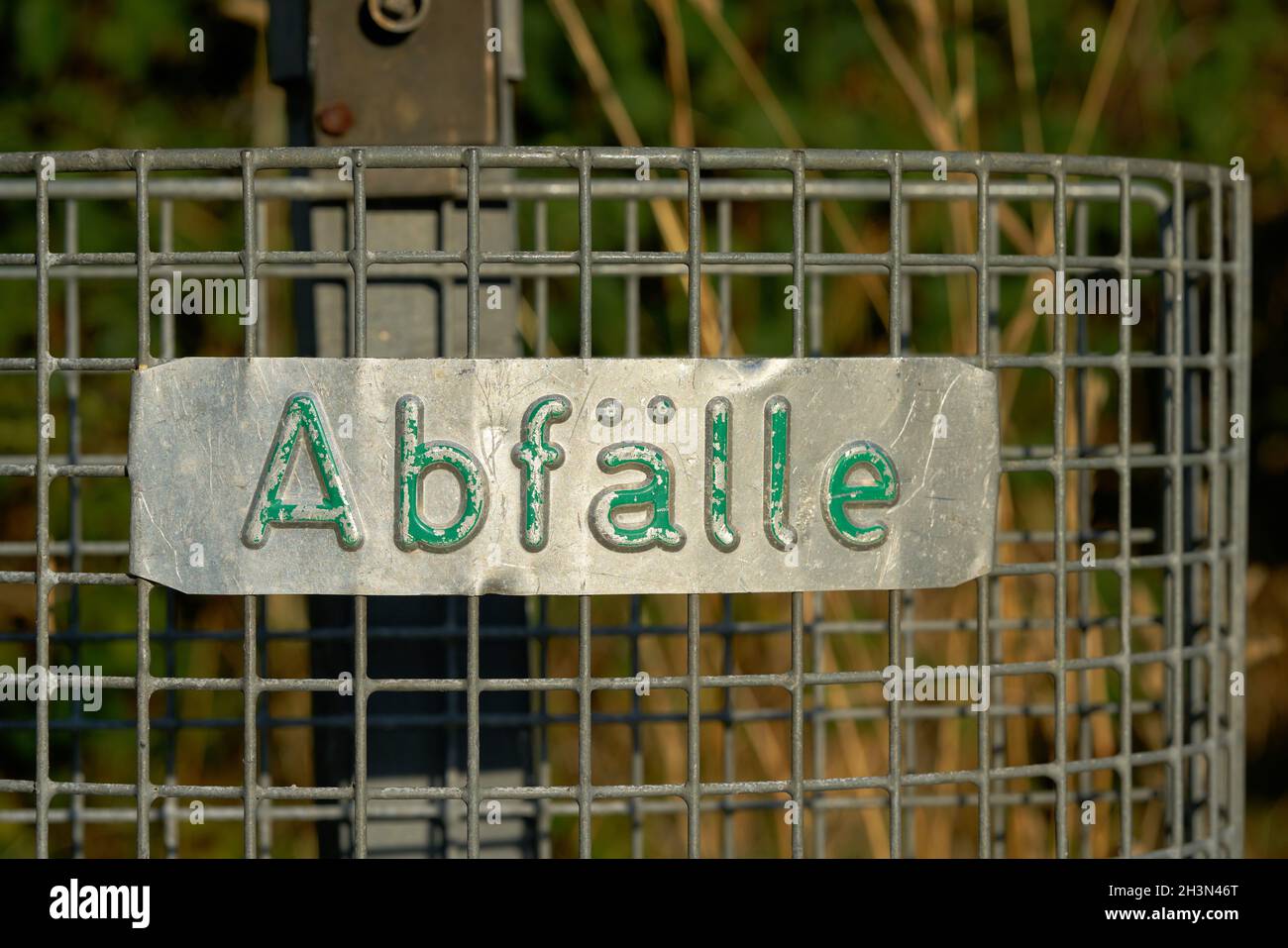 Cestino di rifiuti su una strada in Germania con l'iscrizione rifiuti (AbfÃ¤lle) Foto Stock