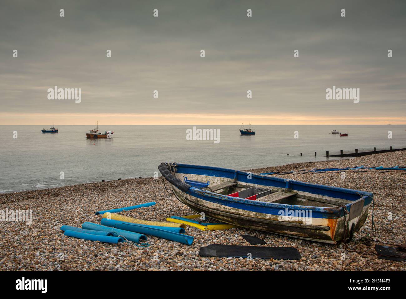 Piccola barca da pesca sulla spiaggia a Selsey, West Sussex, Regno Unito Foto Stock