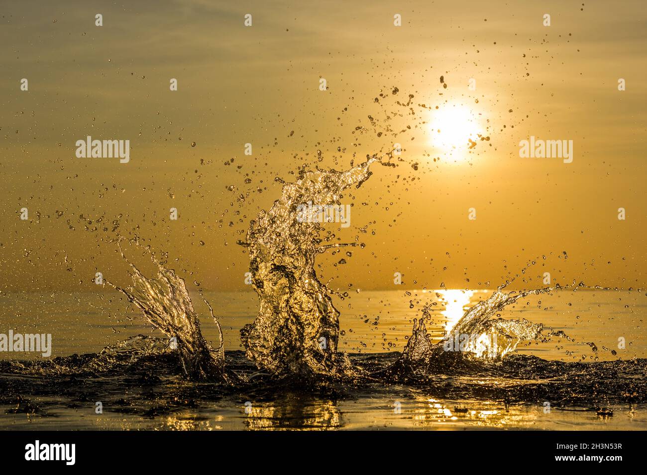 Gelate il movimento di spruzzi d'acqua al tranquillo tramonto sulla spiaggia nell'isola di Koh Phangan, Thailandia. Concetto di effetto fresco e fresco Foto Stock