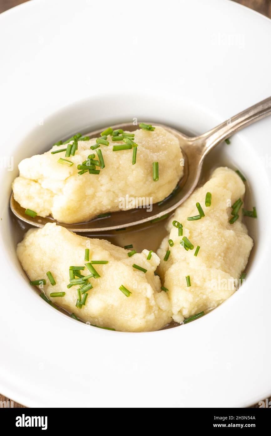 Gnocchi di semola in brodo su legno Foto Stock