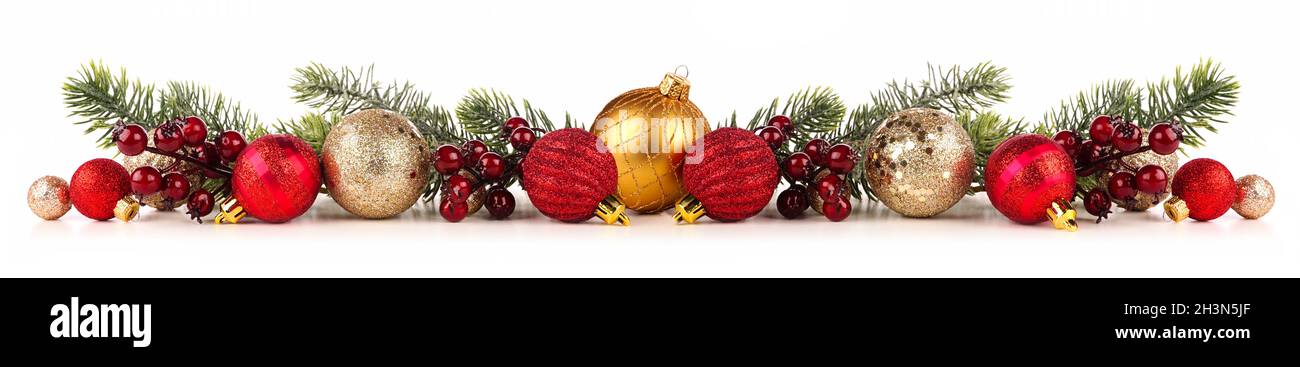 Bordo di Natale di ornamenti rossi e d'oro con rami. Vista laterale isolata su sfondo bianco. Foto Stock