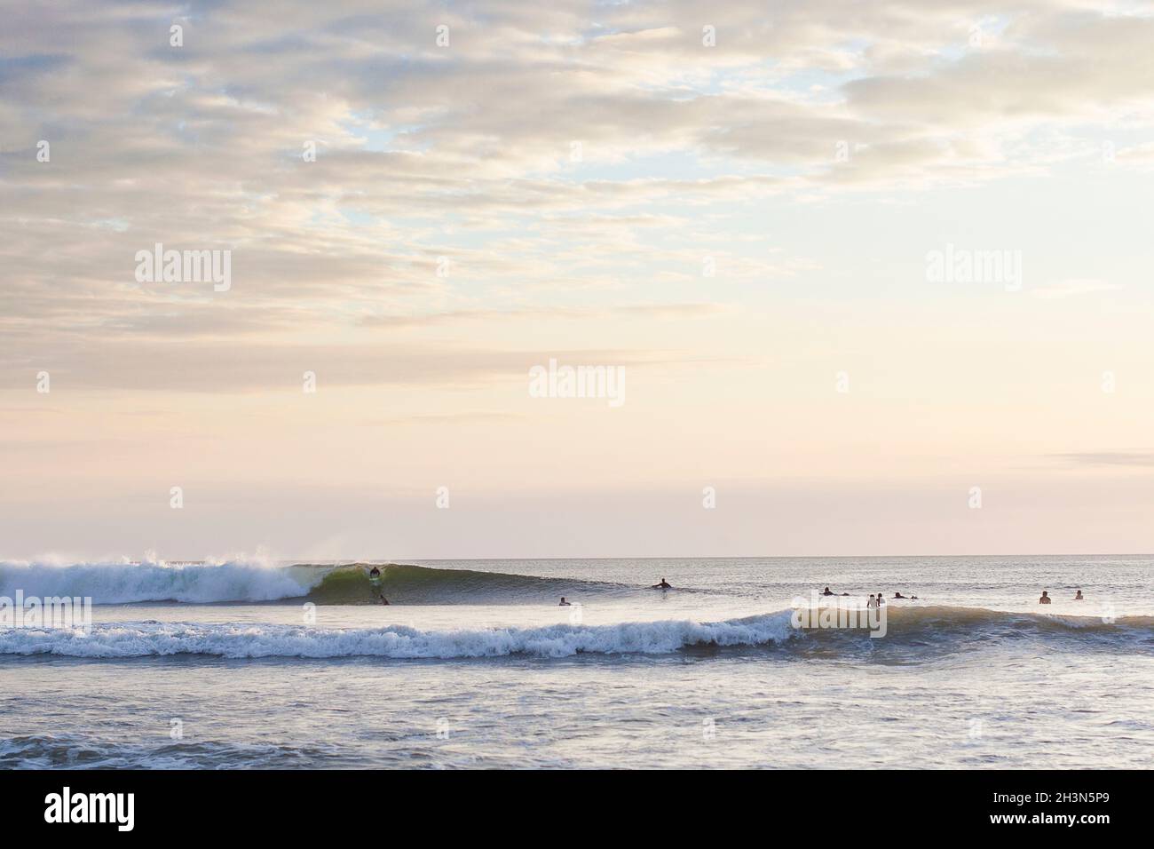 USA, California, Montara, Vista posteriore del surfista sulla spiaggia Foto Stock