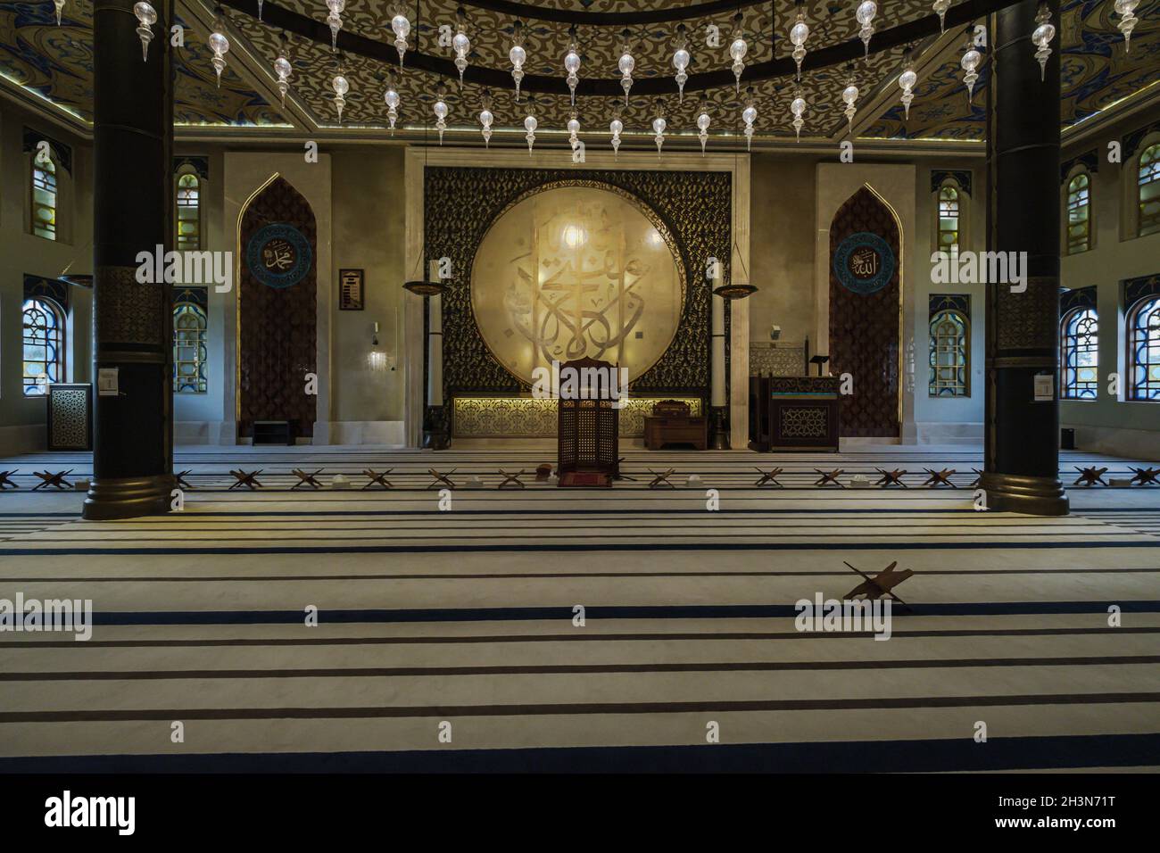 Katara moschea (il masjid di Katara) nel villaggio culturale di Katara, Doha Qatar vista interna che mostra la sala di preghiera Foto Stock