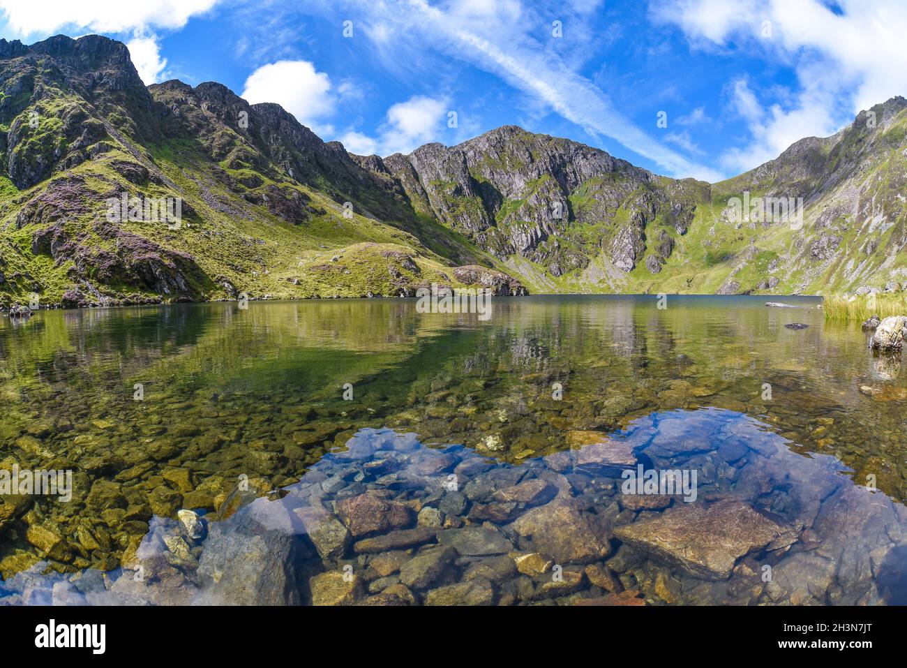 Llyn Cau e Cadair Idris, montagna nel Parco Nazionale di Snowdonia. Foto Stock