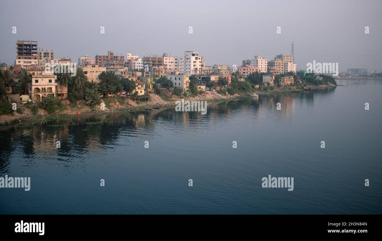 Foto di un lato della città di Dhaka sulle rive del fiume Buriganga. Il fiume Buriganga ha migliorato la bellezza della capitale Dhaka. Foto Stock