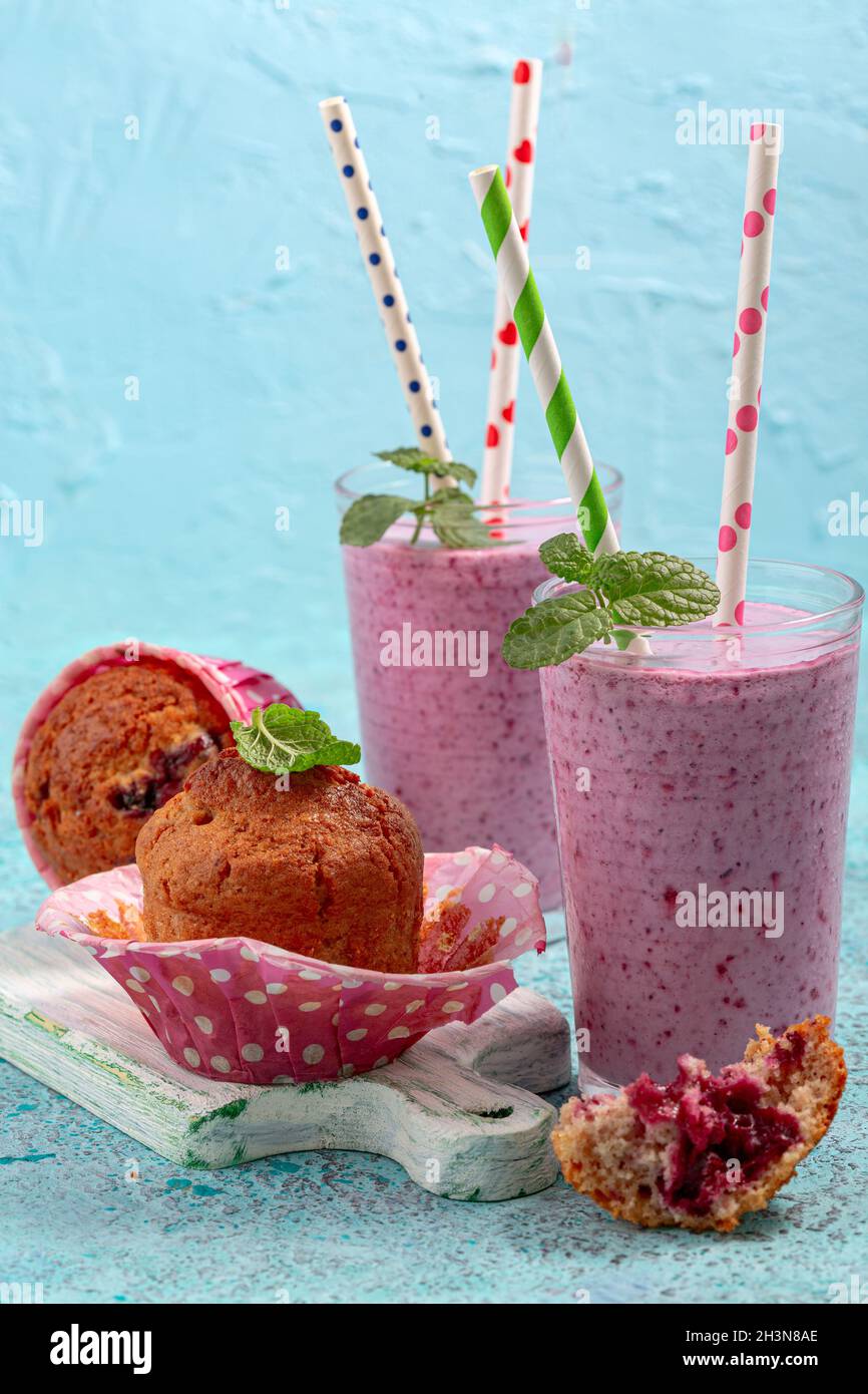 Muffin fatti in casa con ribes nero e frullato di frutti di bosco. Foto Stock