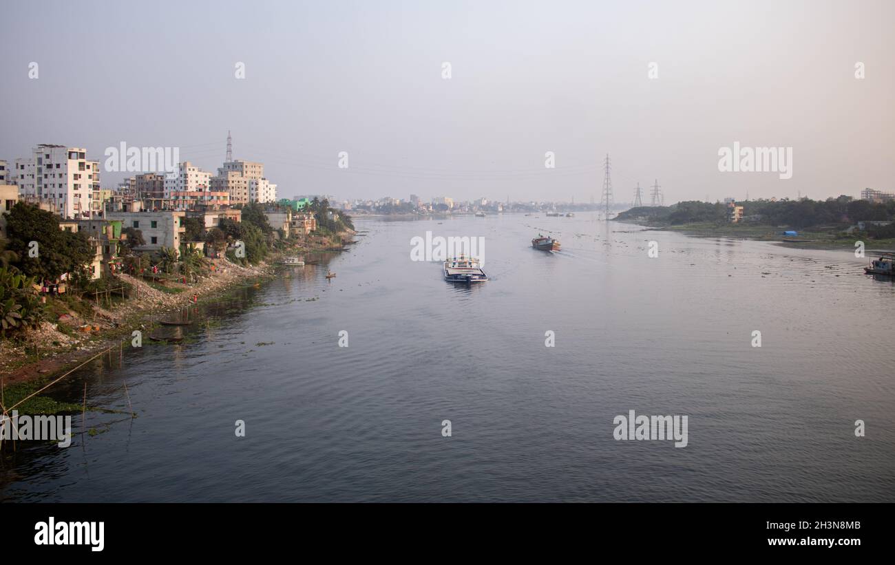 Foto della città di Dhaka sulle rive del fiume Buriganga. Il fiume Buriganga ha migliorato la bellezza della città capitale Dhaka. Foto Stock