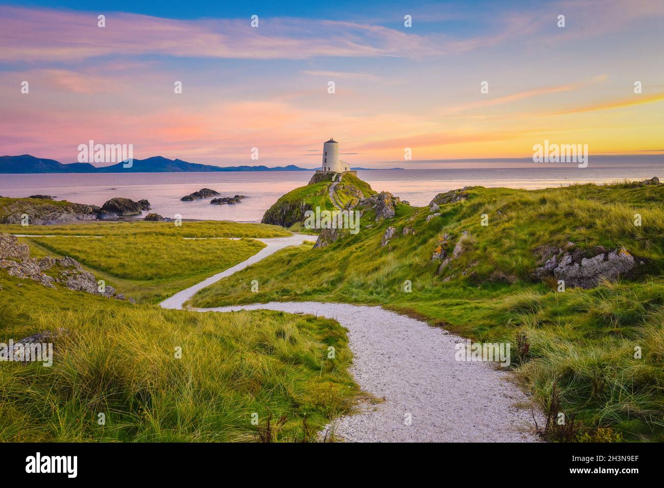 TWR Mawr Lighthouse sull'isola di Llandwyn, Snowdonia al bellissimo tramonto. Questo è uno dei luoghi migliori da visitare in Anglesey. Foto Stock