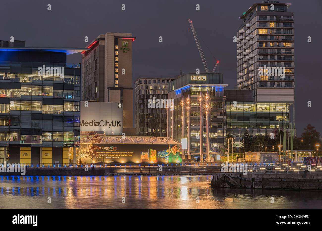 Vista notturna di Salford Quays Mediacity Manchester Inghilterra UK Foto Stock