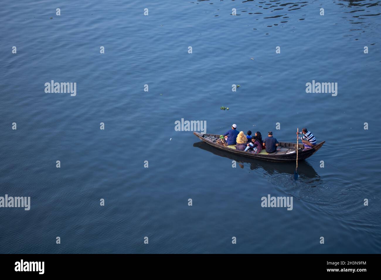 Tutti stanno facendo un giro in barca sul fiume Buriganga vicino alla capitale. Foto Stock