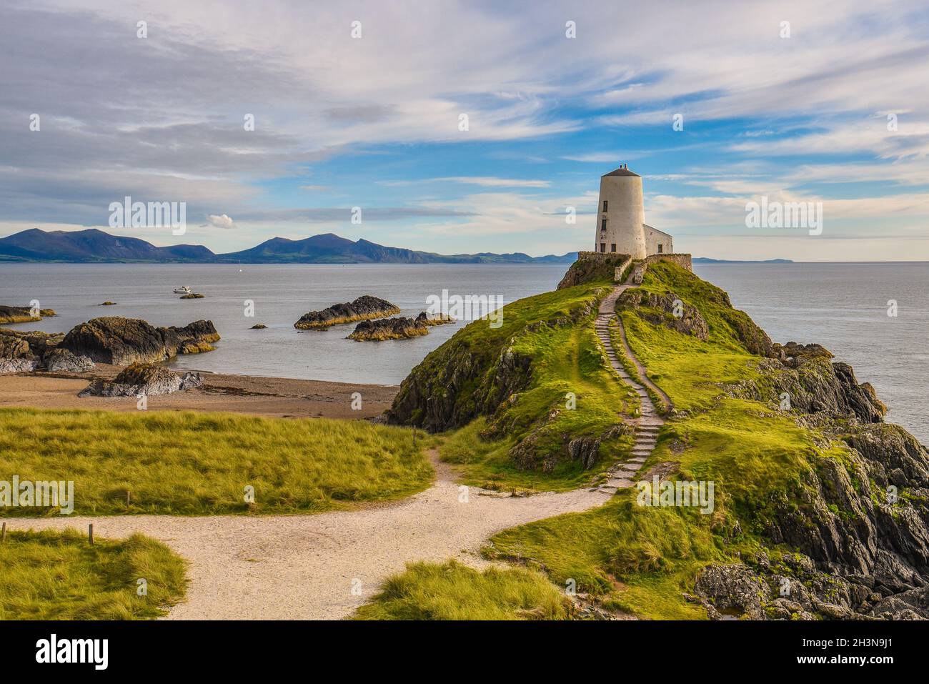 TWR Mawr Lighthouse sull'isola di Llandwyn, Snowdonia al bellissimo tramonto. Questo è uno dei luoghi migliori da visitare in Anglesey. Foto Stock