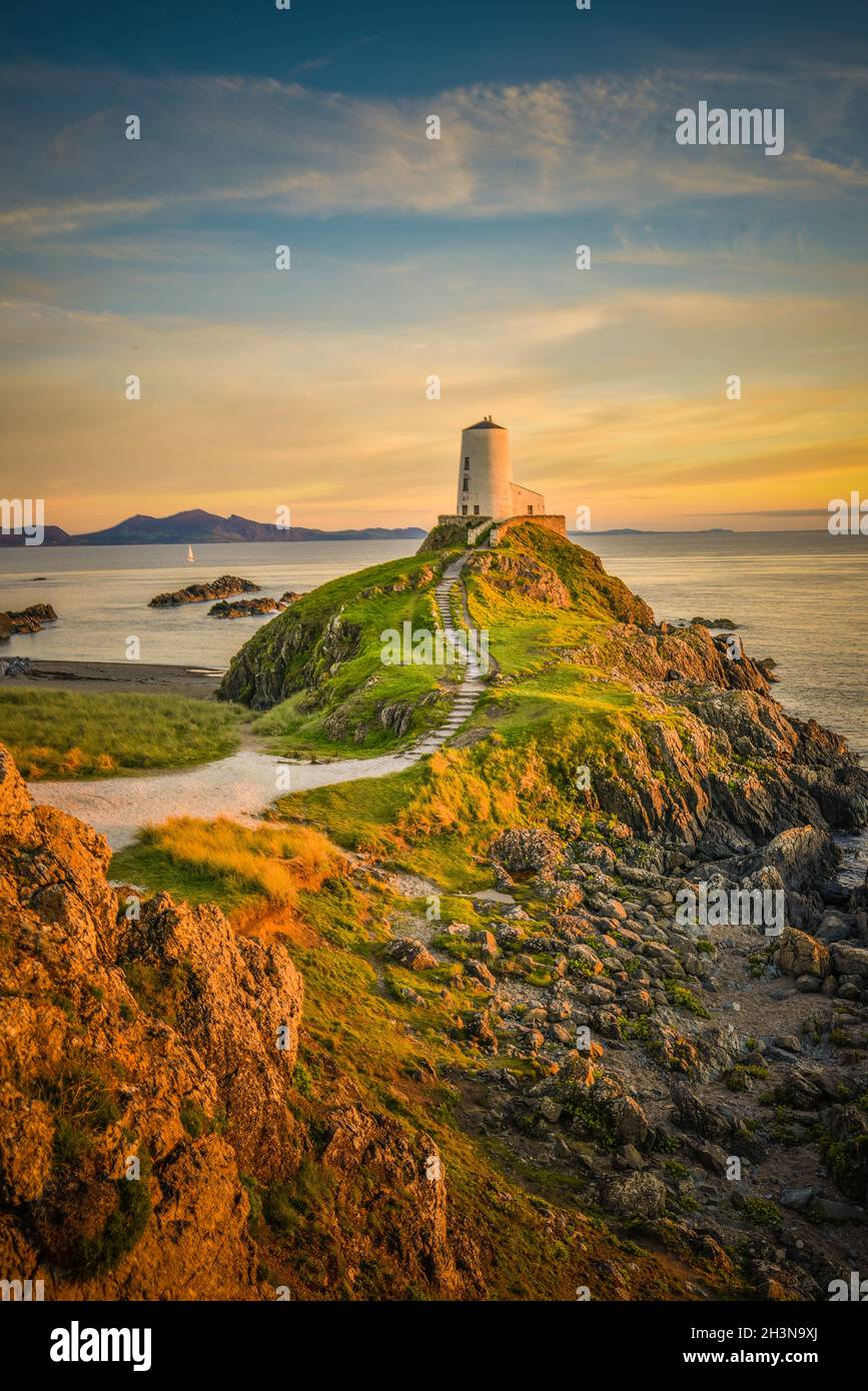 TWR Mawr Lighthouse sull'isola di Llandwyn, Snowdonia al bellissimo tramonto. Questo è uno dei luoghi migliori da visitare in Anglesey. Foto Stock