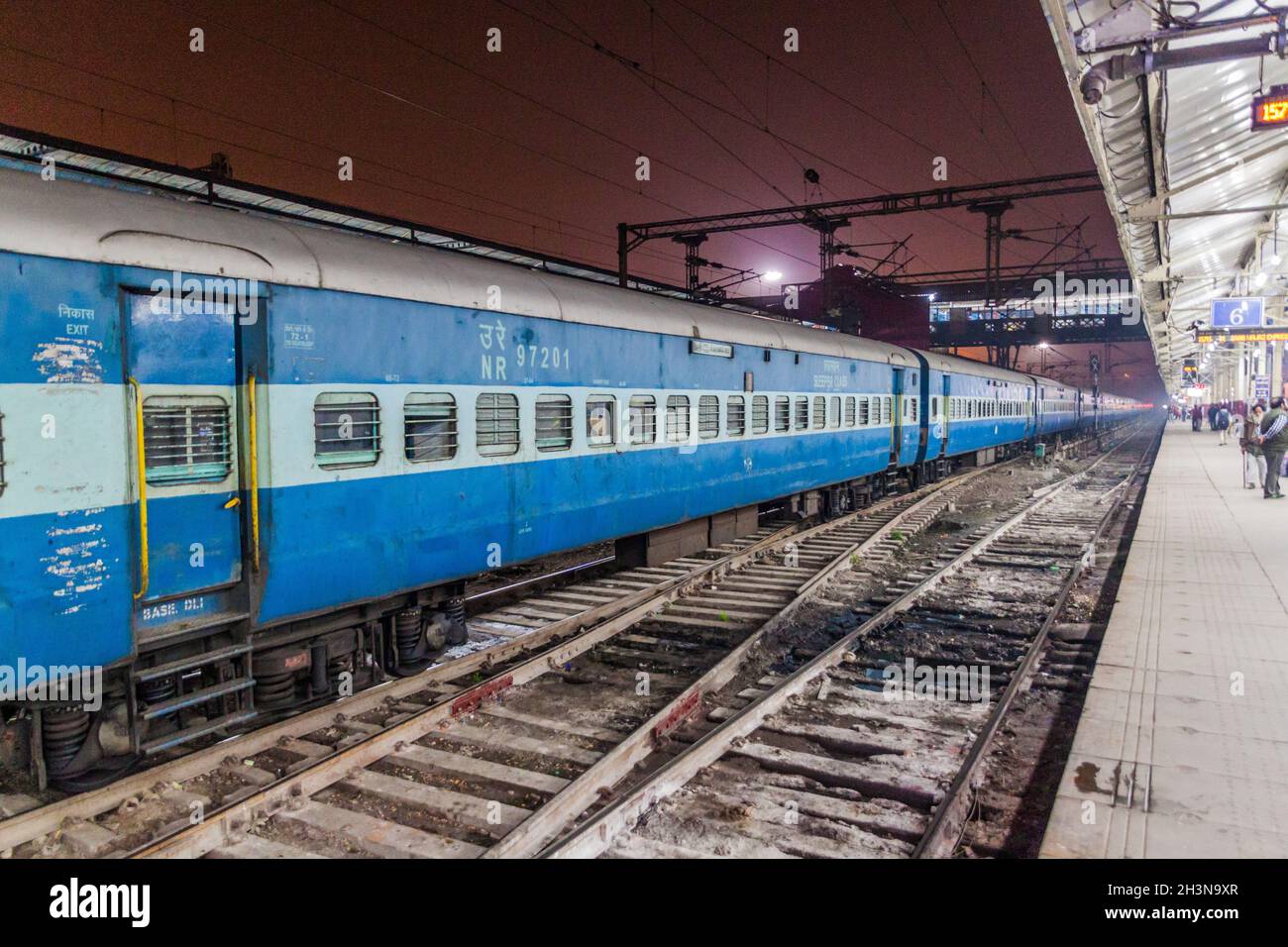 DELHI, INDIA - 24 GENNAIO 2017: Treno alla stazione ferroviaria di Old Delhi a Delhi, India. Foto Stock