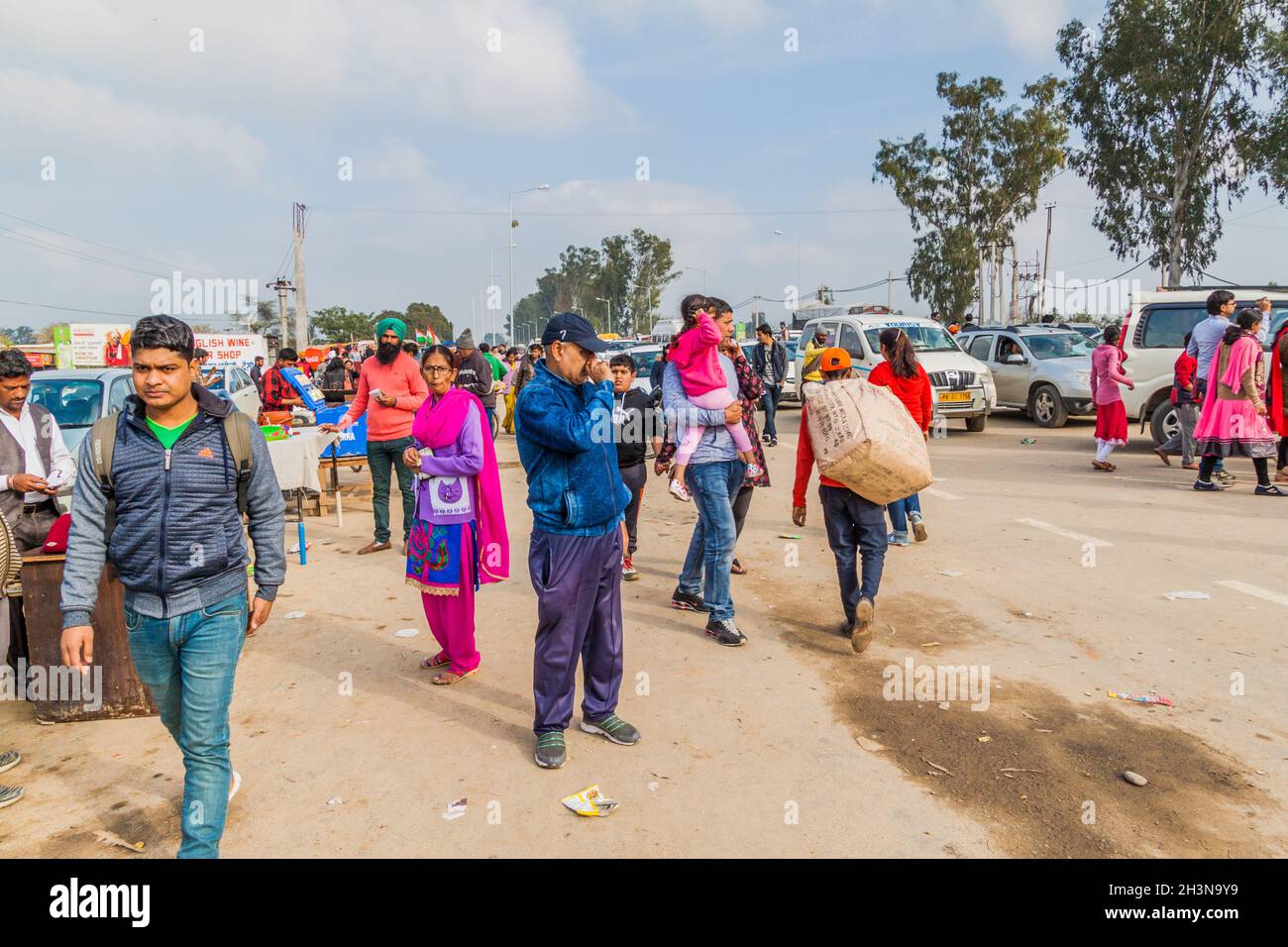 WAGAH, INDIA - 26 GENNAIO 2017: La gente cammina verso il confine per assistere alla cerimonia militare al confine India-Pakistan a Wagah, nel Punjab, India. Foto Stock