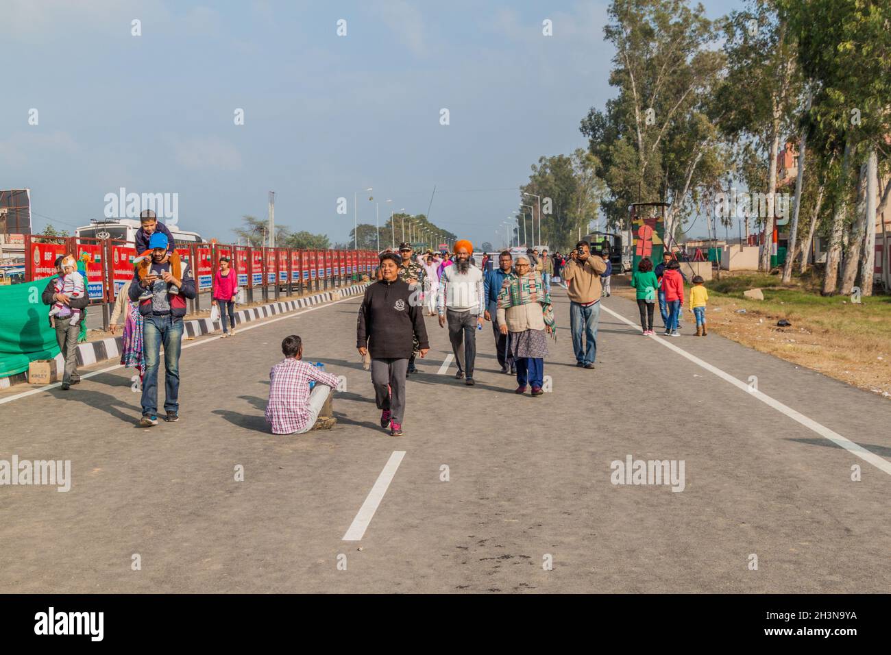 WAGAH, INDIA - 26 GENNAIO 2017: La gente cammina verso il confine per assistere alla cerimonia militare al confine India-Pakistan a Wagah, nel Punjab, India. Foto Stock