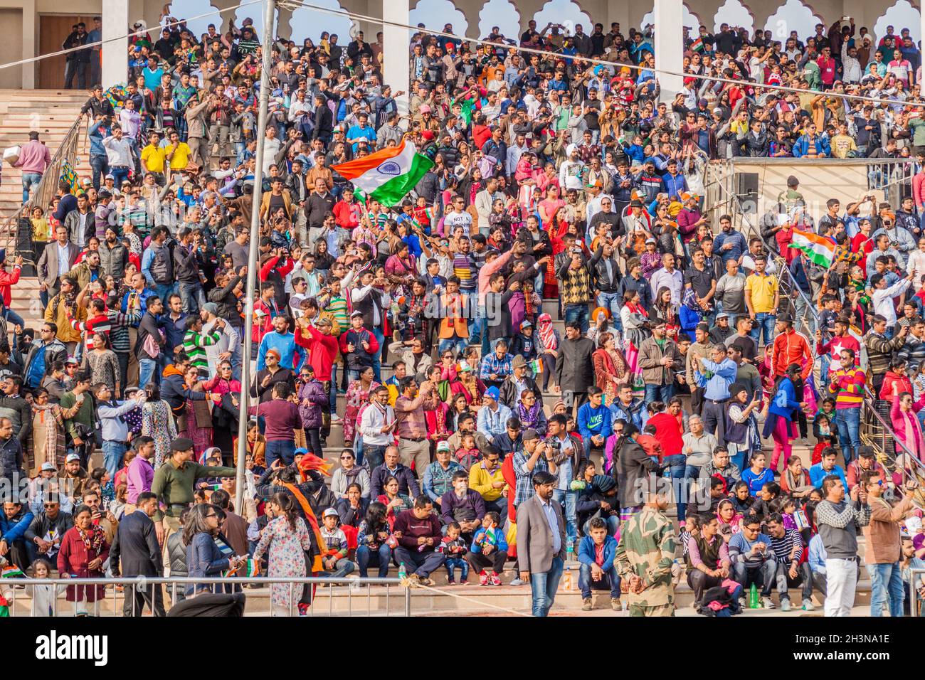 WAGAH, INDIA - 26 GENNAIO 2017: Gli spettatori guardano la cerimonia militare al confine India-Pakistan a Wagah in Punjab, India. Foto Stock