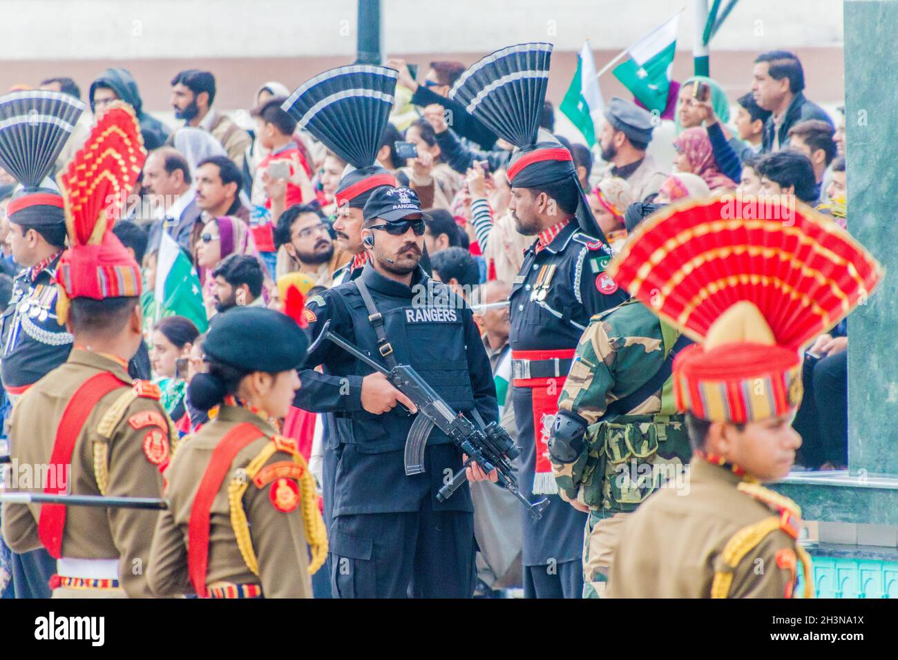 WAGAH, INDIA - 26 GENNAIO 2017: Guardie di confine alla cerimonia militare al confine India-Pakistan a Wagah in Punjab, India. Foto Stock