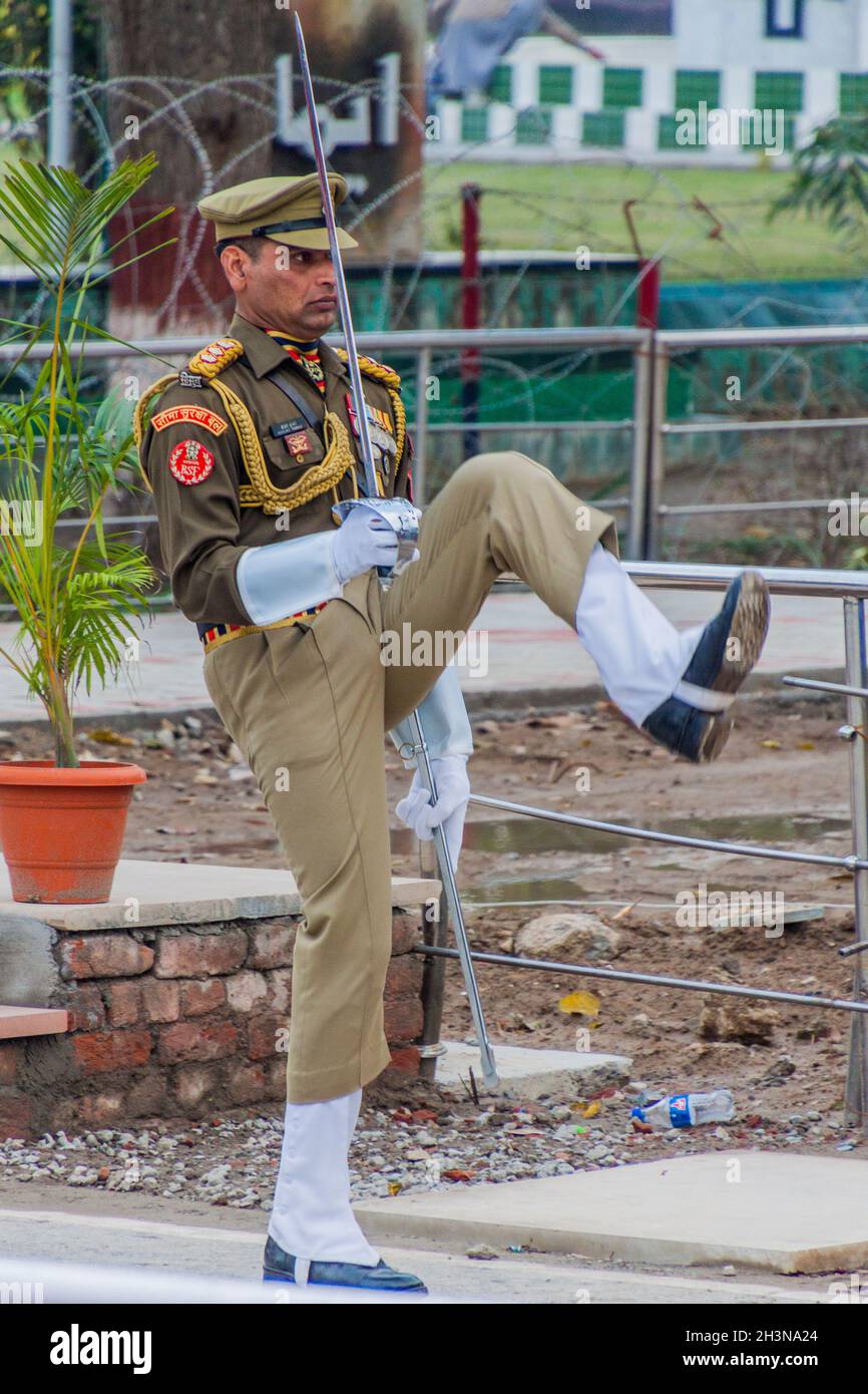 WAGAH, INDIA - 26 GENNAIO 2017: Guardia di confine guardata da spettatori indiani alla cerimonia militare al confine India-Pakistan a Wagah a Punjab, India Foto Stock