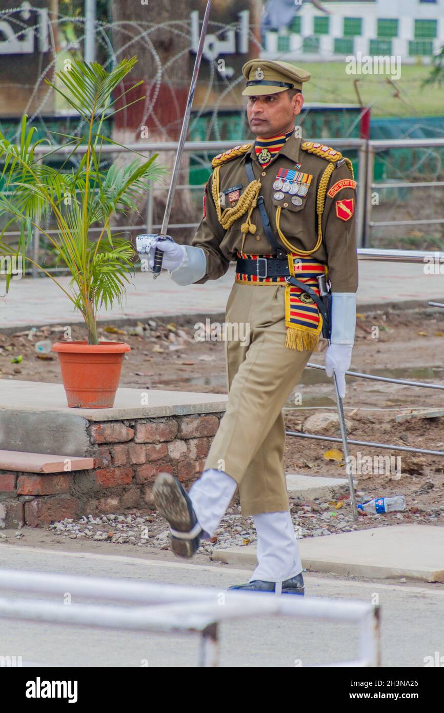 WAGAH, INDIA - 26 GENNAIO 2017: Membro della forza di sicurezza di confine alla cerimonia militare al confine India-Pakistan a Wagah in Punjab, India. Foto Stock
