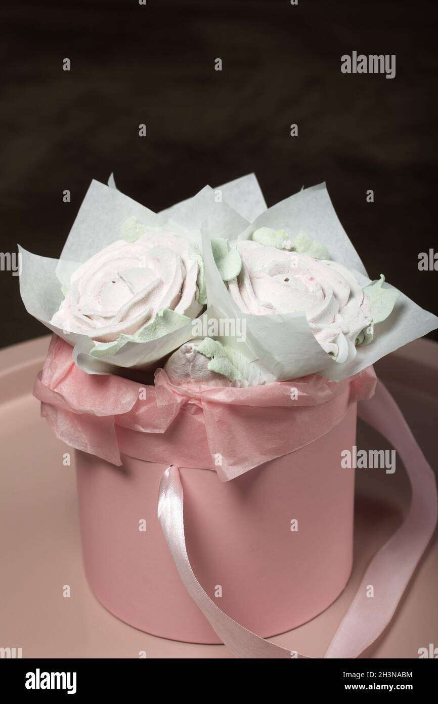 Zephyr rose in una scatola di cappello. Marshmallow in forma di rose e  tulipani. Primo piano Foto stock - Alamy