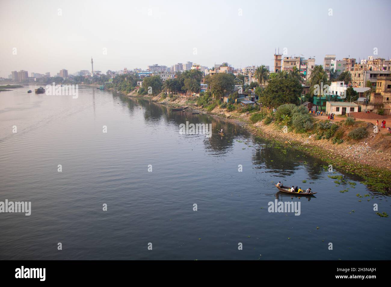Foto della città di Dhaka sulle rive del fiume Buriganga. Il fiume Buriganga ha migliorato la bellezza della città capitale Dhaka. Foto Stock