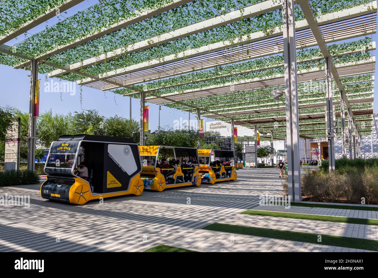 Dubai, Emirati Arabi Uniti, 27.10.2021. Expo 2020 Dubai - Expo Explorer treno ad aria compressa giallo che trasporta i turisti attraverso il sito dell'Expo. Foto Stock