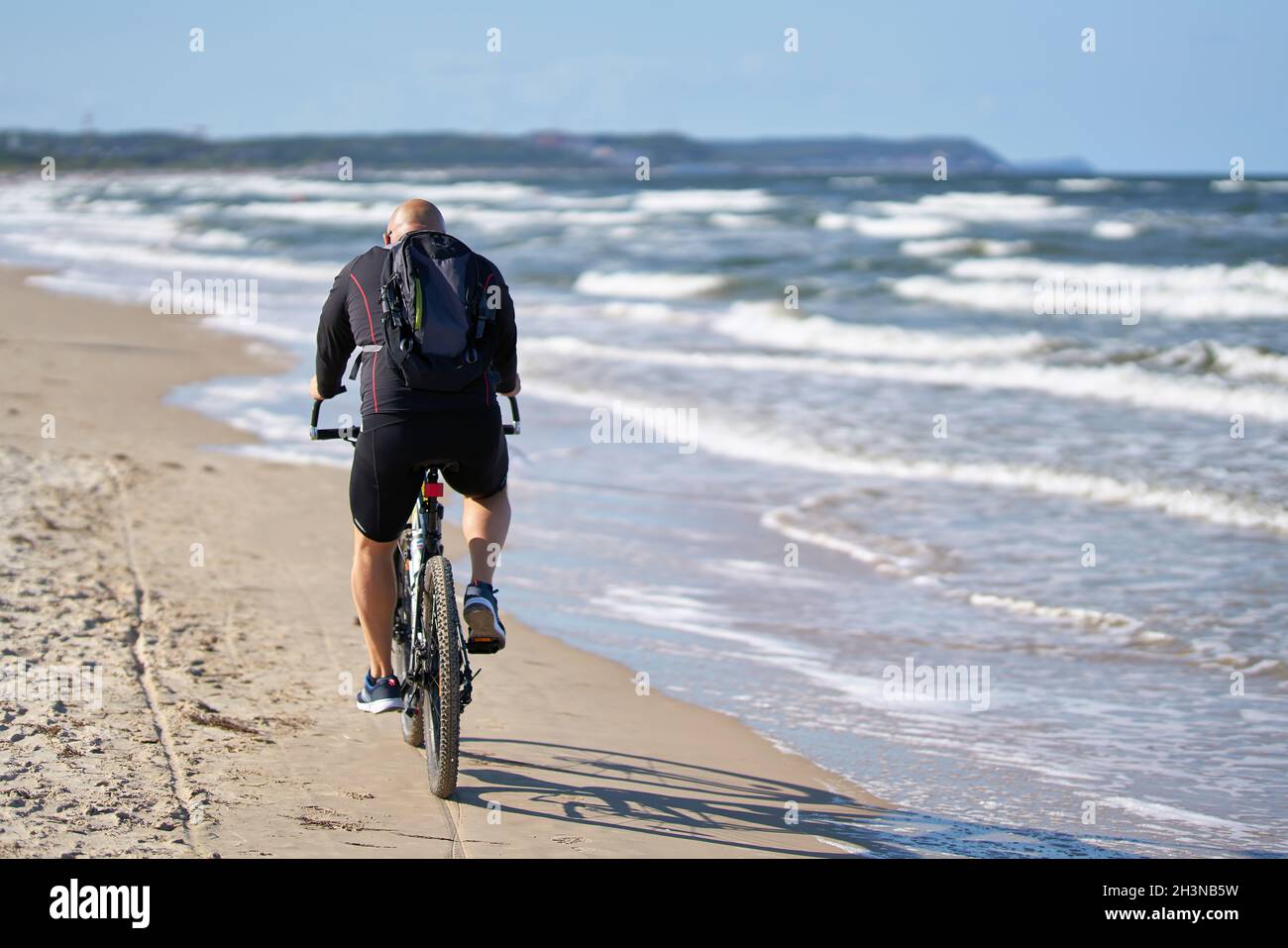 Ciclisti sulla spiaggia deserta di Swinoujscie sul polacco Costa del Mar Baltico Foto Stock