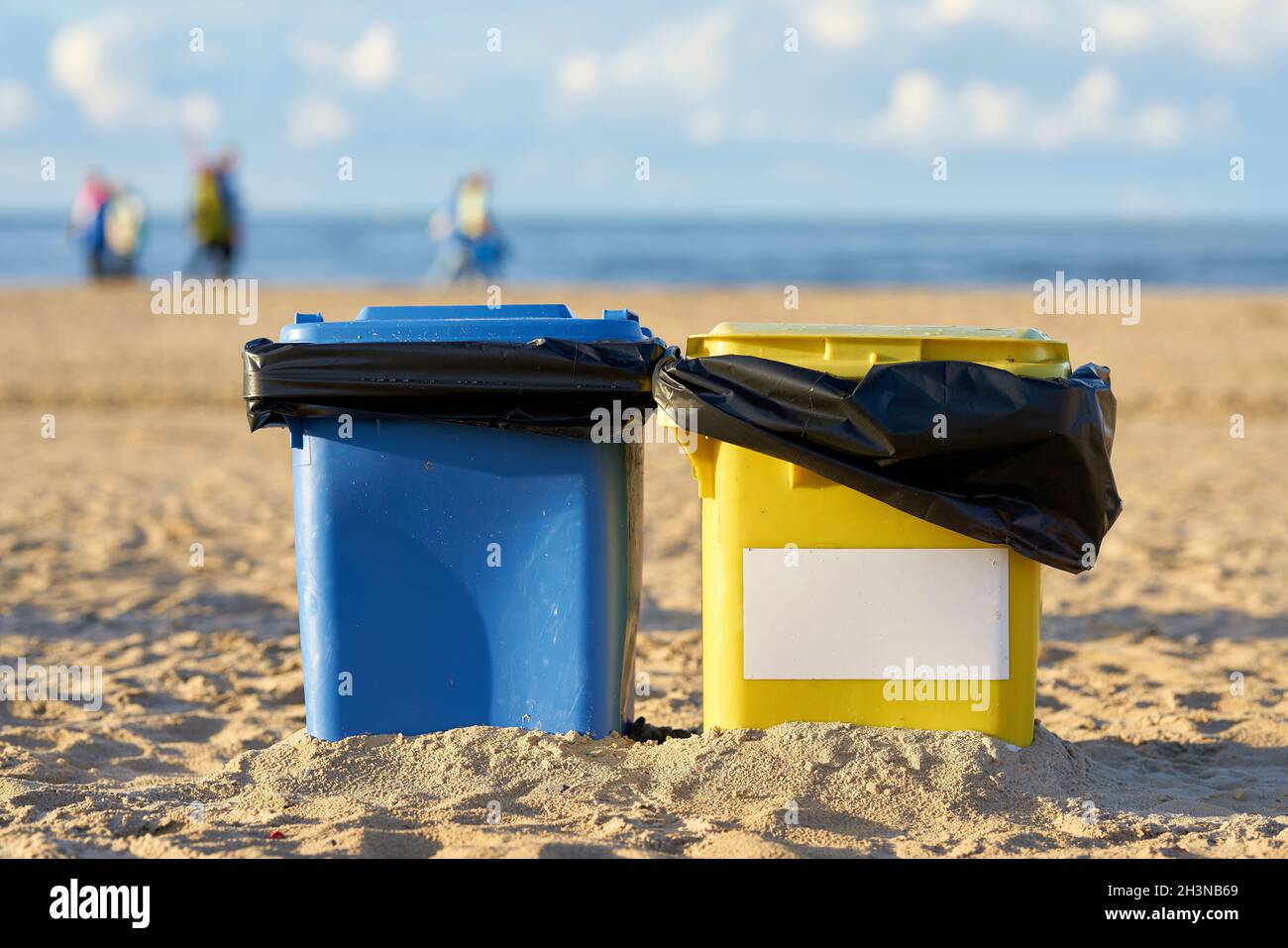 Bidoni rifiuti sulla spiaggia di Swinoujscie in Polonia per la pulizia della spiaggia Foto Stock