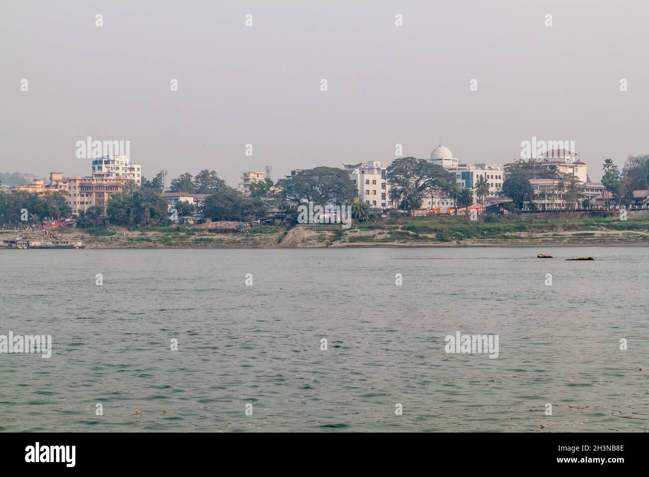 Skyline di Guwahati dal fiume Brahmaputra, India Foto Stock