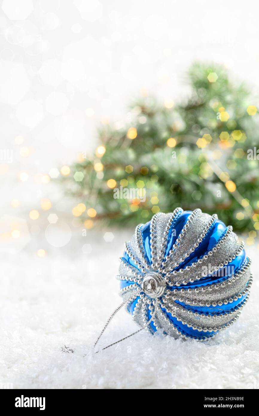 Composizione di Natale con palla di natale . Foto Stock