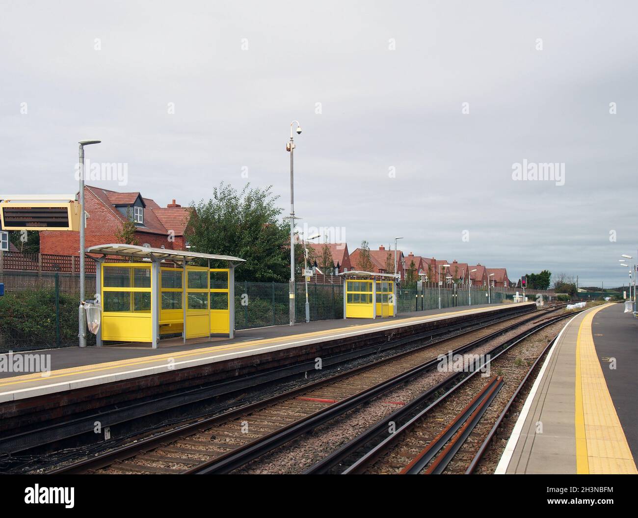 Vista lungo la piattaforma presso la stazione ferroviaria di Hall Road a Southport Merseyside Foto Stock