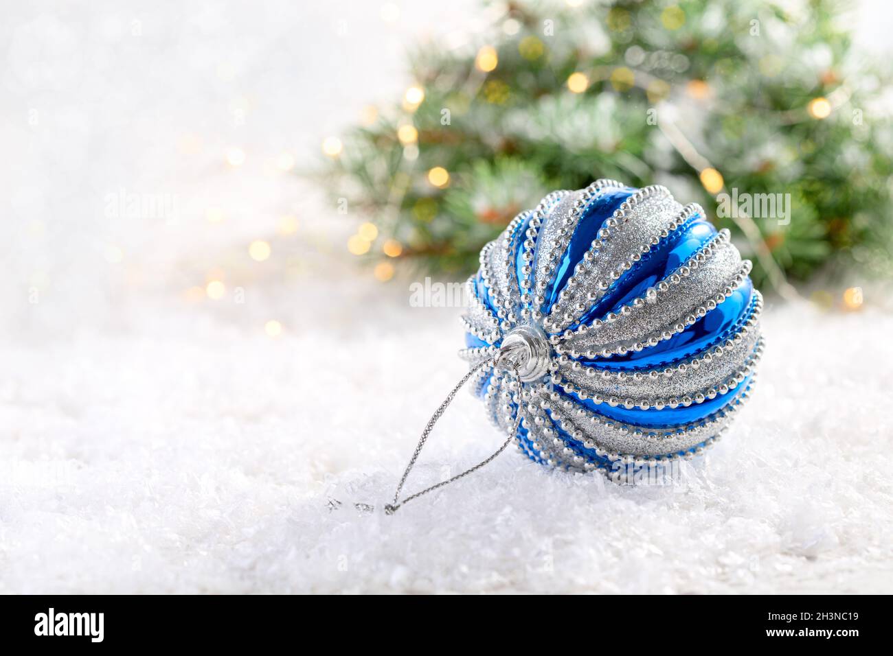 Composizione di Natale con palla di natale. Foto Stock