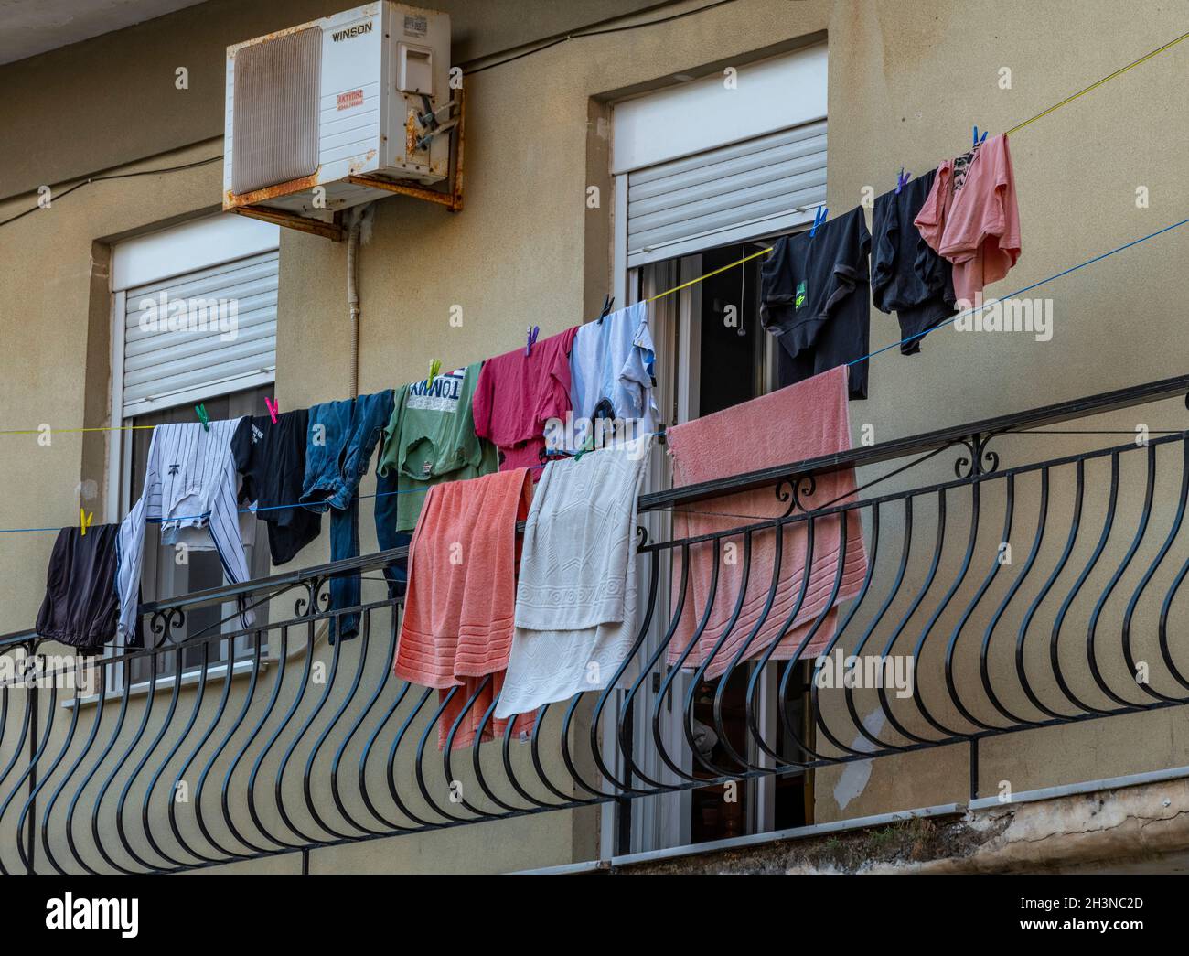 linea di lavaggio, appeso lavaggio, lavanderia, lavanderia giorno, greco appartamento, lavaggio esterno blocco di appartamenti, lavanderia sul balcone appartamento, lavaggio asciugatura in vento. Foto Stock