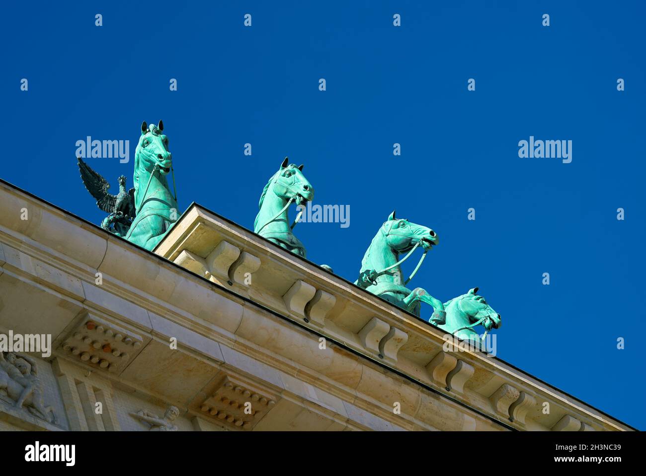 Quadriga alla porta di Brandeburgo a Berlino con cielo senza nuvole visto dal basso Foto Stock