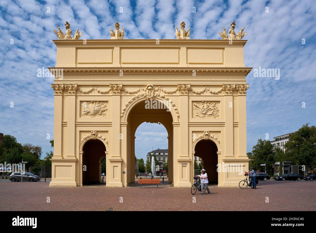 La porta di Brandeburgo nel Brandenburger StraÃŸe a Potsdam. Uno dei punti di riferimento della città. Foto Stock